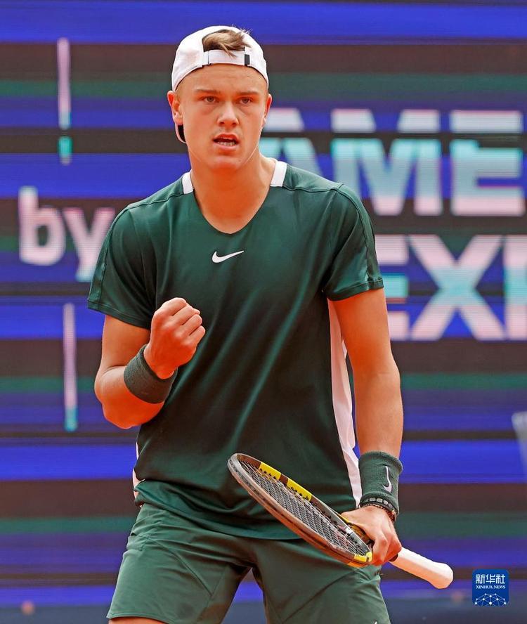 他就明显感 他就明显感